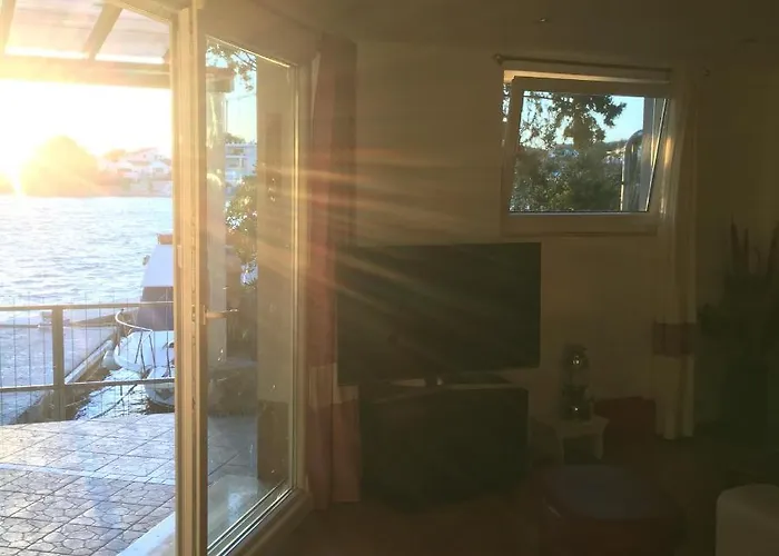 Jakov With Boat Mooring Apartman *